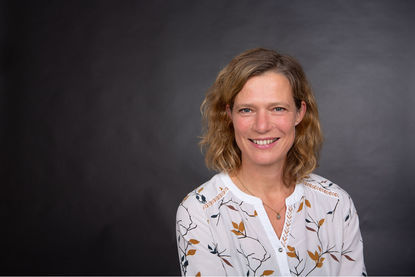 Marion Dose - Copyright: Susanne Wenck-Bauer Portraitbild von Frau Dose. Sie trägt eine helle Bluse und hat welliges braunes halblanges Haar. - Copyright: Susanne Wenck-Bauer