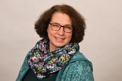 Ulrike Höls, welche die Regionalleitung inne hat, trägt eine Brille; sie hat lockige Haare und trägt ein Tuch um den Hals und lächelt in die Kamera - Copyright: Ulrike Höls