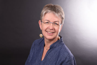 Mary Herbst - Copyright: Fachdienst Ev. Kindertagesstätten Mary Herbst: Sie trägt eine blaue Bluse und hat kurze Haare. - Copyright: Fachdienst Ev. Kindertagesstätten