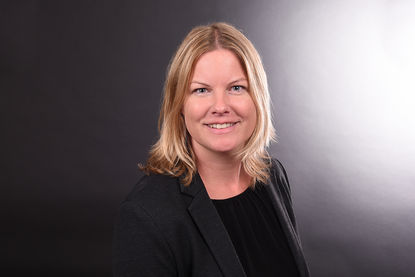 Charlotte Herder - Copyright: Fachdienst Ev. Kindertagesstätten Portraitbild Charlotte Herder: Sie trägt schwarze Kleidung und hat schulterlange, blonde Haare. - Copyright: Fachdienst Ev. Kindertagesstätten